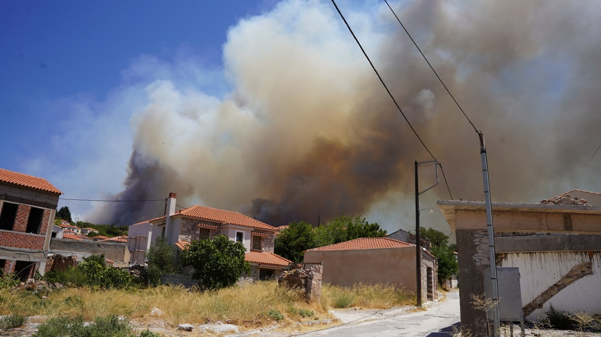 Φωτιά στη Λέσβο: Εκκενώνονται η Βρίσα και ο Σταυρός