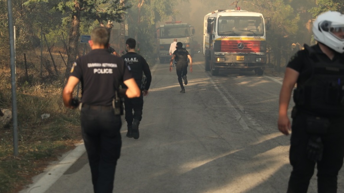 Οι συγκλονιστικοί διάλογοι της ΓΑΔΑ με τους αστυνομικούς στην Πεντέλη: «Αποχωρούμε γιατί θα πεθάνουμε»