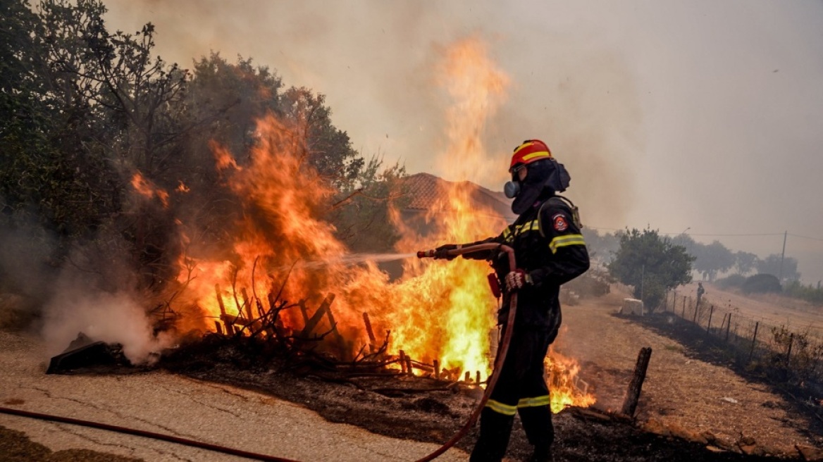 Βελτιωμένη η εικόνα από το πύρινο μέτωπο στη Λέσβο