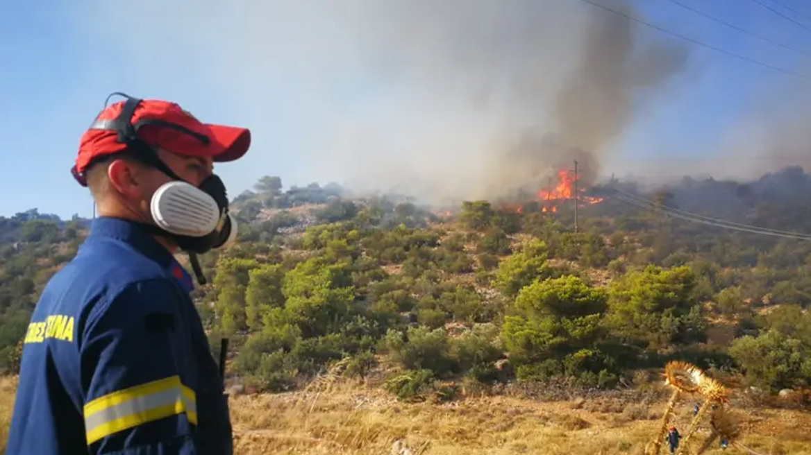 Χωρίς ενεργό μέτωπο η φωτιά στη Μάνδρα - Νωρίτερα εκκενώθηκαν δύο οικισμοί