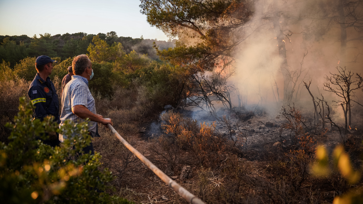 Ολονύχτια επιφυλακή για την πυρκαγιά στη Λέσβο