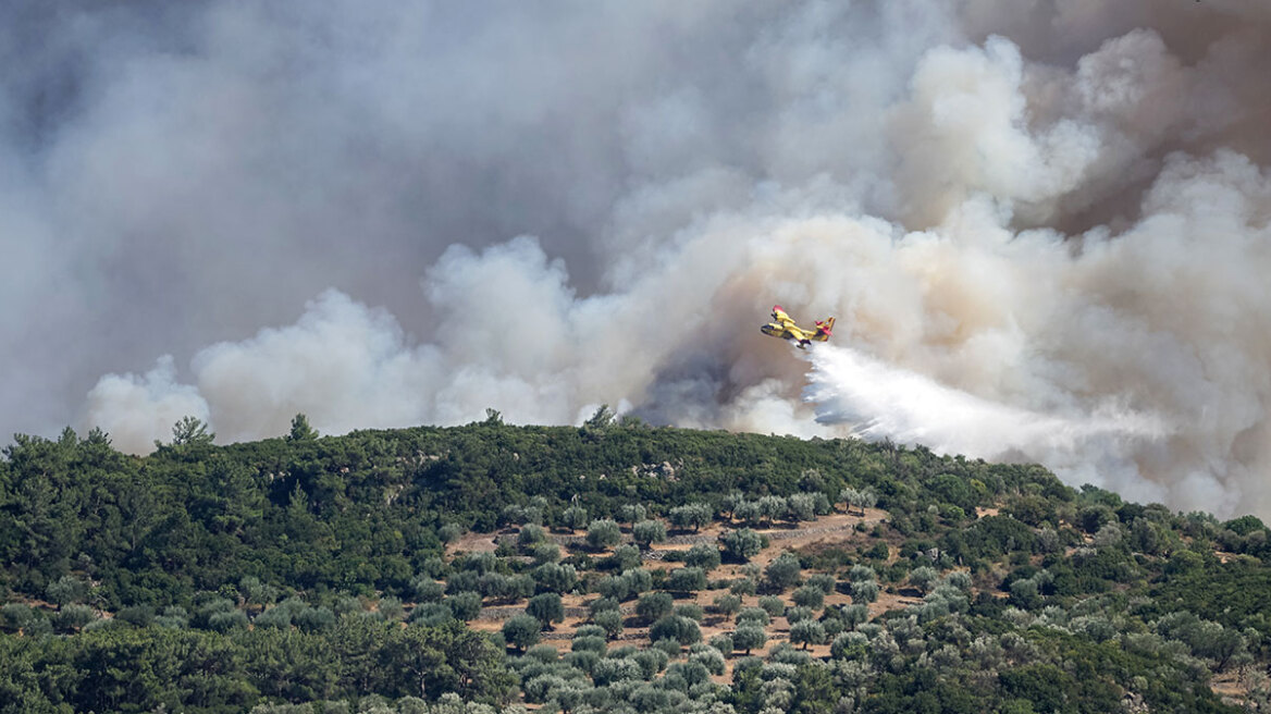 Μαίνεται το πύρινο μέτωπο στη Λέσβο - Απεγκλωβίστηκαν δύο ηλικιωμένοι από τη Βρίσα