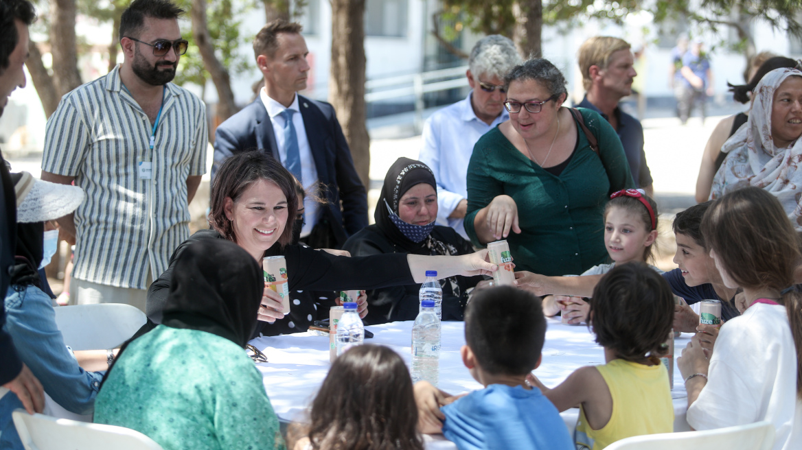 Η Γερμανίδα υπουργός Εξωτερικών με τον Νότη Μηταράκη στους πρόσφυγες στο Σχιστό