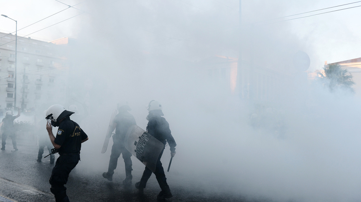 Επεισόδια στο κέντρο της Αθήνας, έκλεισαν δρόμοι σε πορεία για τον Γιάννη Μιχαηλίδη 