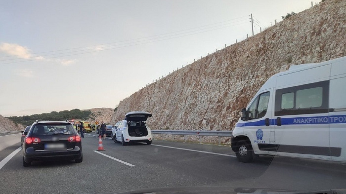 Ιόνια Οδός: Tραγωδία με δύο νεκρούς - ΙΧ παρέσυρε ζευγάρι μπροστά στα μάτια των παιδιών τους