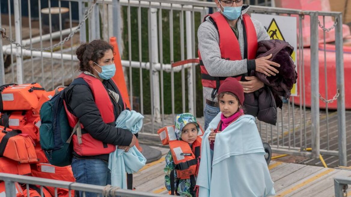 Βρετανία: Σχεδόν 700 μετανάστες διέσχισαν σε μία ημέρα τη Μάγχη με μικρά πλεούμενα