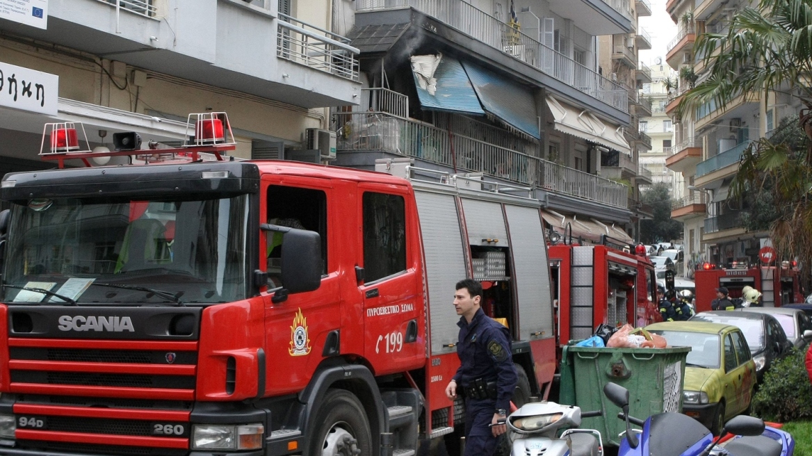 Θεσσαλονίκη: Πυρκαγιά σε διαμέρισμα - Κινδύνεψαν γιαγιά και εγγονός - Δείτε βίντεο