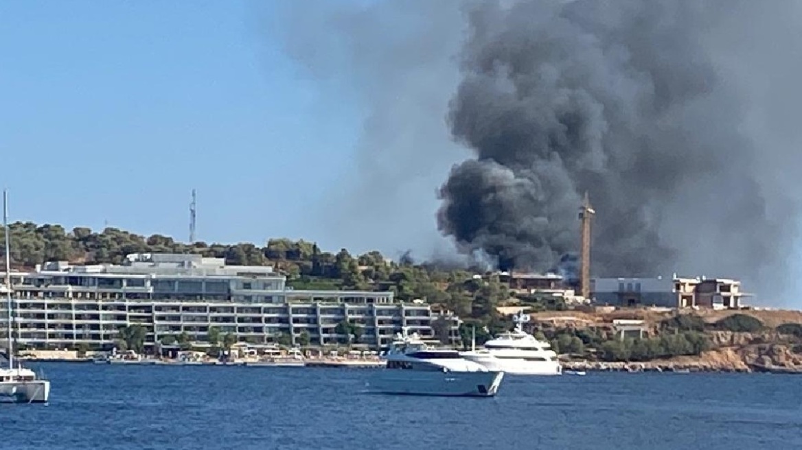 Υπό μερικό έλεγχο η πυρκαγιά στον Αστέρα Βουλιαγμένης