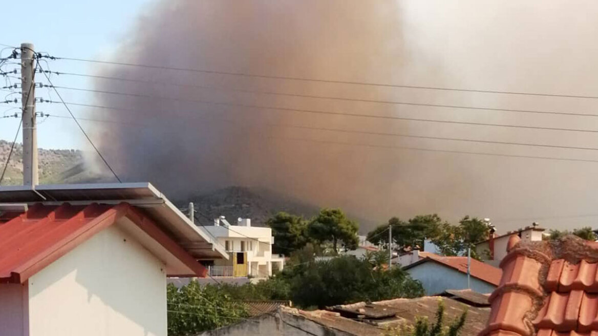 Φωτιά στη Νέα Πέραμο: Άνοιξε η Εθνική, μήνυμα του 112 για εκκένωση προς Μέγαρα