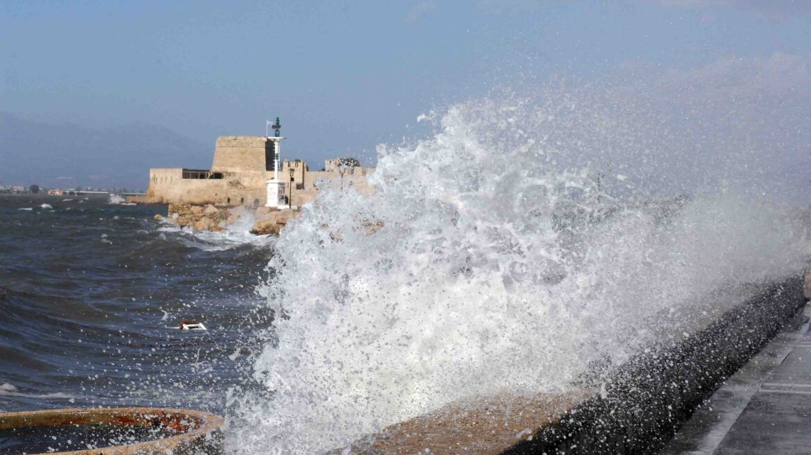 Καιρός: Ζέστη και άνεμοι έως 7 μποφόρ - Πού υπάρχει κίνδυνος πυρκαγιάς 