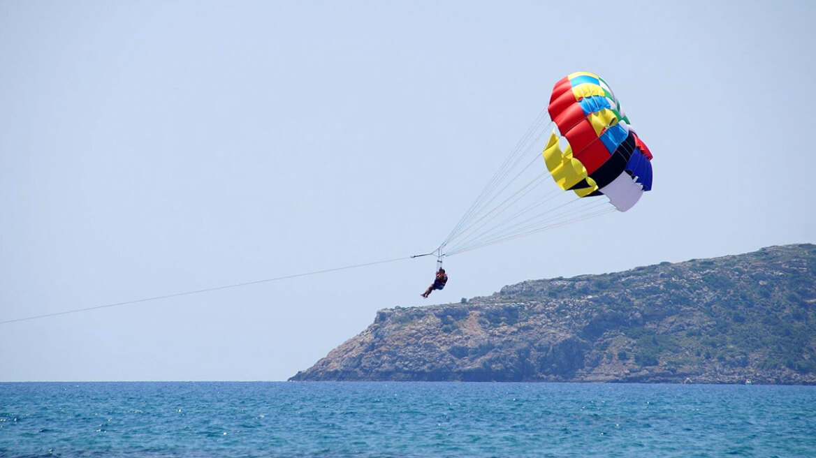 Σύβοτα: «Ήταν υπόθεση 15 δευτερολέπτων», λέει ο σύντροφος της 62χρονης που σκοτώθηκε με αλεξίπτωτο