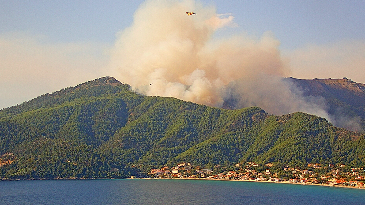 Μαίνεται η φωτιά στη Θάσο - Εντολή εκκένωσης για τον οικισμό Κοίνυρα