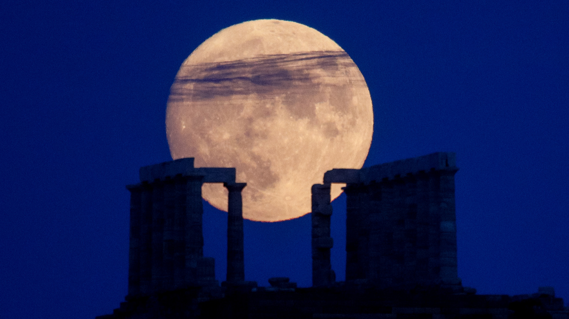 Όταν ο Διονύσης Σιμόπουλος έγραφε για την πανσέληνο του Αυγούστου - Οι μύθοι και η οπτική απάτη