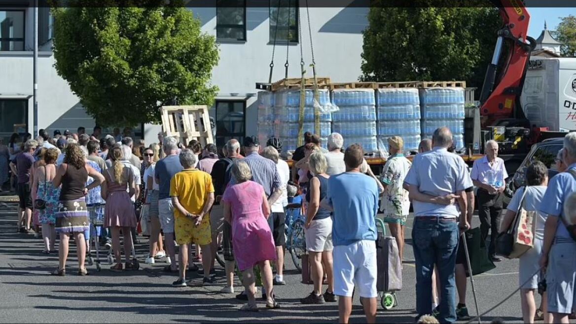 Μεγάλη Βρετανία: Τεράστιες ουρές στο Σάρεϊ για ένα μπουκάλι νερό - Δείτε βίντεο και φωτογραφίες