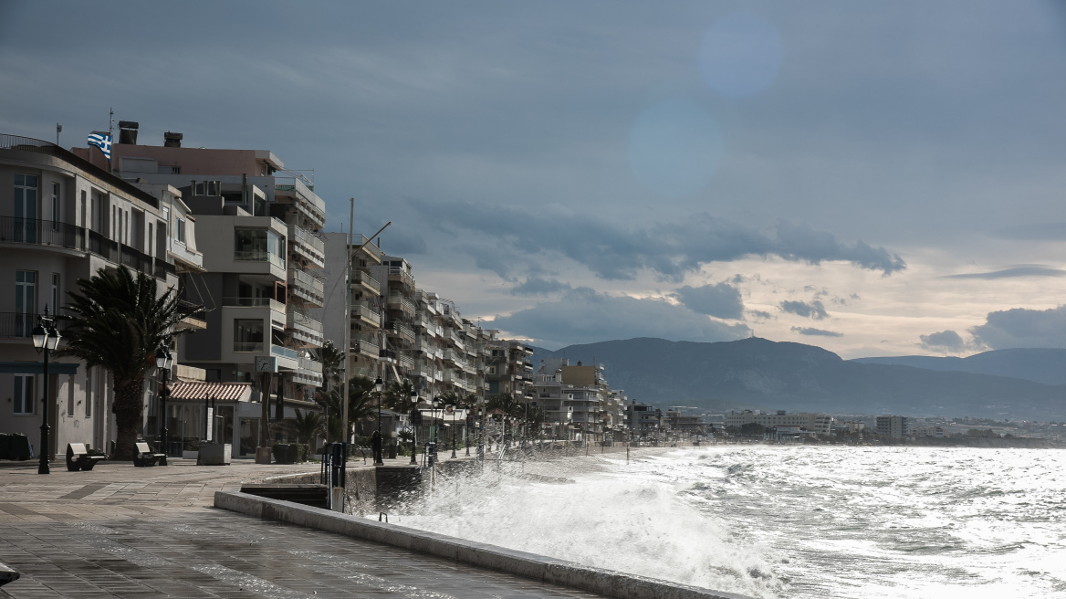 Καιρός: Πώς μια εναέρια «ψυχρή λίμνη» προκαλεί καιρική αστάθεια - Ισχυρές καταιγίδες και στα νησιά