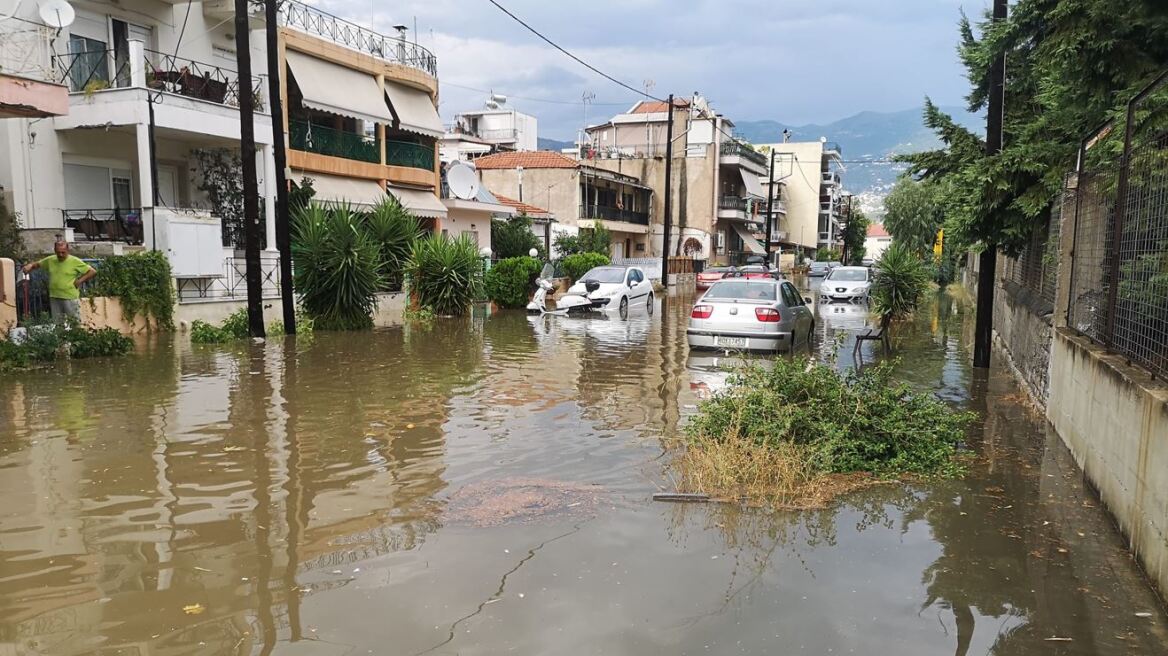 Βόλος: Εικόνες καταστροφής άφησε πίσω της η «ψυχρή λίμνη» - Πλημμύρισαν δρόμοι και καταστήματα