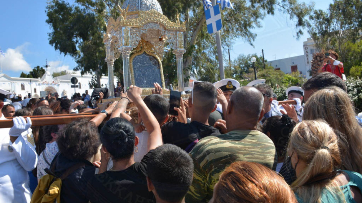 Με λαμπρότητα γιορτάστηκε ο εορτασμός της Κοιμήσεως της Θεοτόκου στην Τήνο - Δείτε φωτογραφίες