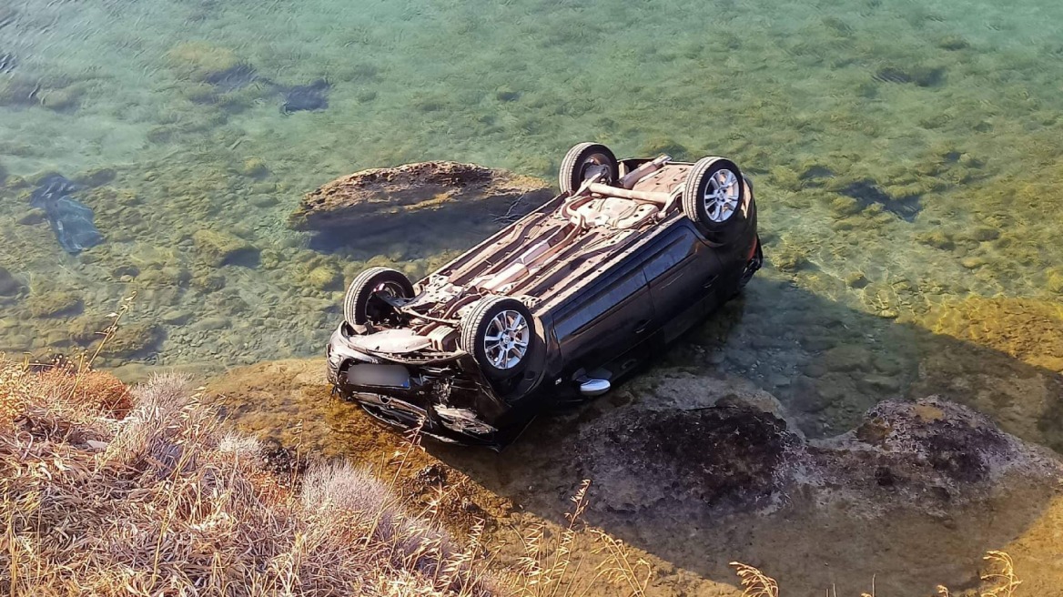 Βραυρώνα: Άφησαν το αυτοκίνητο να πάνε για μπάνιο κι αυτό... κατέληξε στη θάλασσα