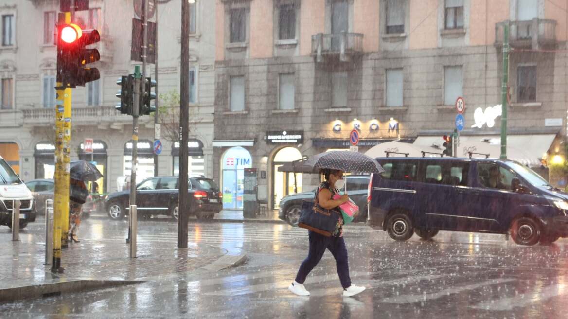 Χαλάζι, ανεμοστρόβιλοι και πλημμύρες έπληξαν τη βόρεια Ιταλία - Οικογένειες απομακρύνθηκαν από τα σπίτια τους