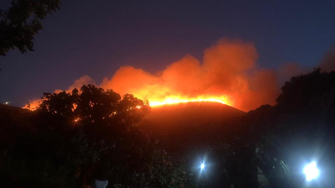 Ιταλία: Πυρκαγιά στο νησί Παντελερία, απομακρύνθηκαν από τις βίλες τους Τζόρτζιο Αρμάνι και Μάρκο Ταρντέλι