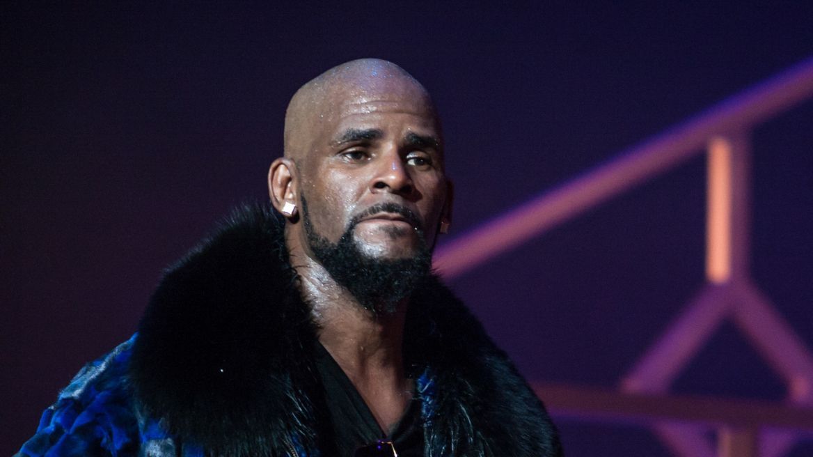 R. Kelly: Η βαφτιστήρα του καταγγέλει πως την ανάγκαζε να έχει ερωτική σχέση μαζί του μέχρι τα 18 της 