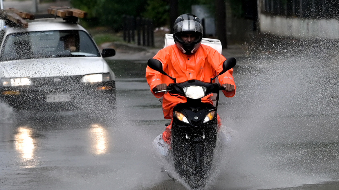 Καταιγίδα στην Αττική: Αυτοκίνητο με τετραμελή οικογένεια εγκλωβίστηκε στην Καλυφτάκη