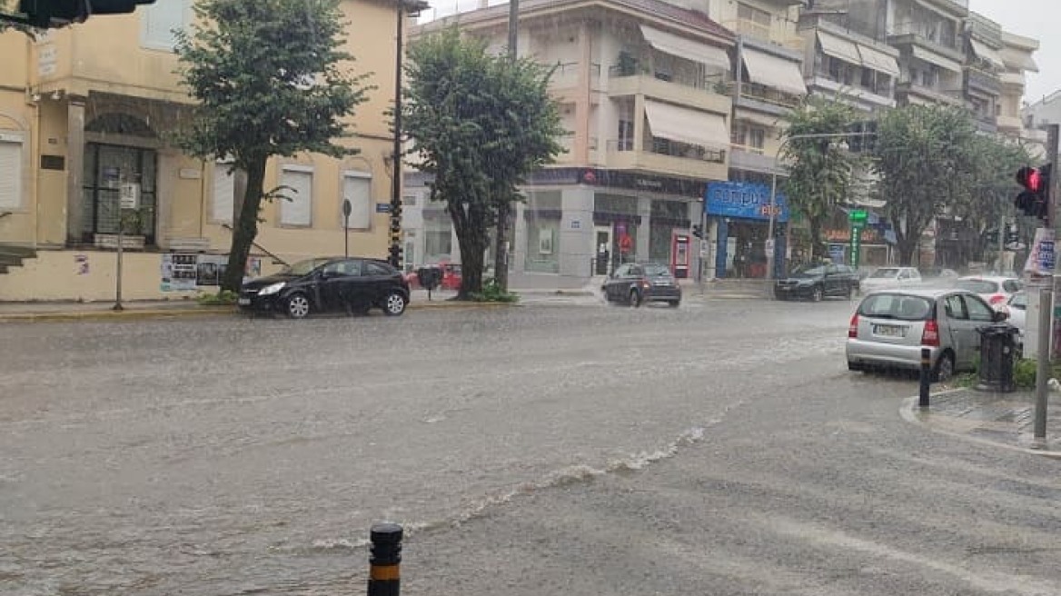 Ισχυρό μπουρίνι έπληξε τα Ιωάννινα - Δείτε βίντεο