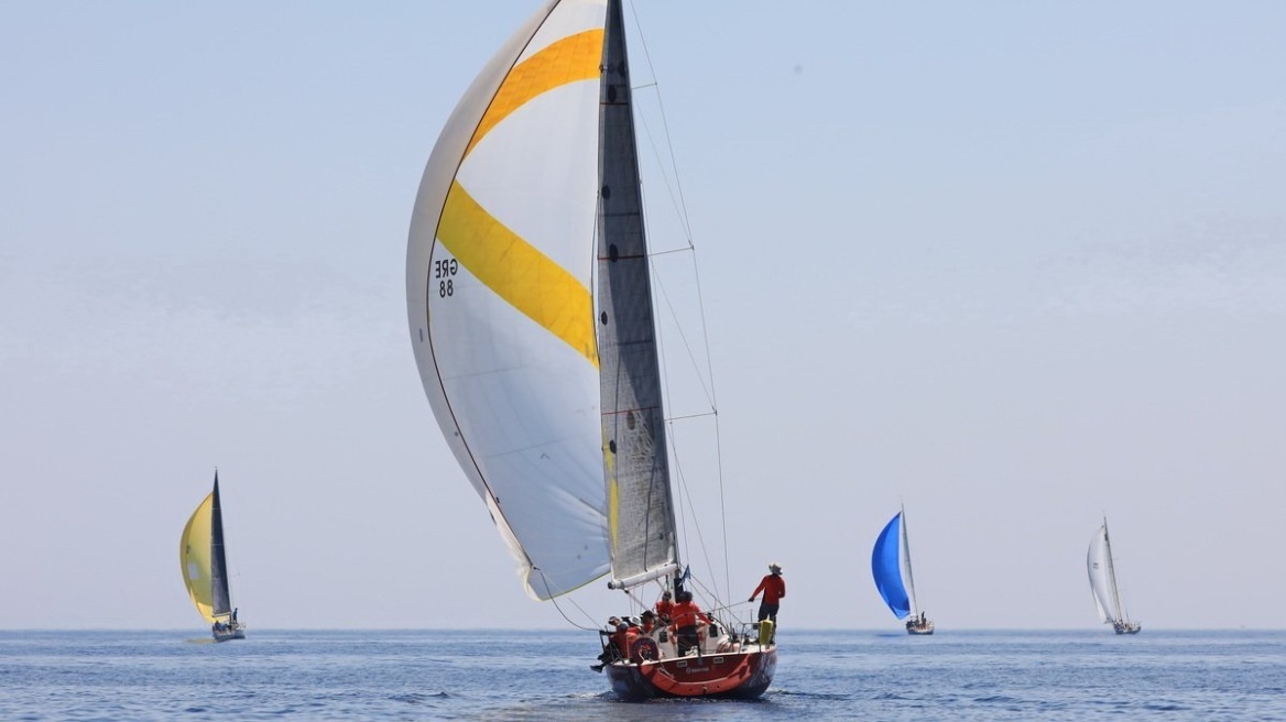 «Aegean Regatta 2022»: 56 σκάφη έβαλαν πλώρη από την Ικαρία για Φούρνους και Αγαθονήσι