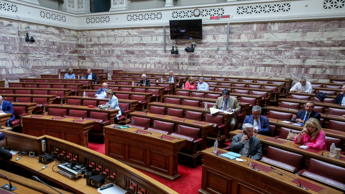 Υπόθεση παρακολουθήσεων: Οι θέσεις μάχης των κομμάτων στην πολιτική σύγκρουση