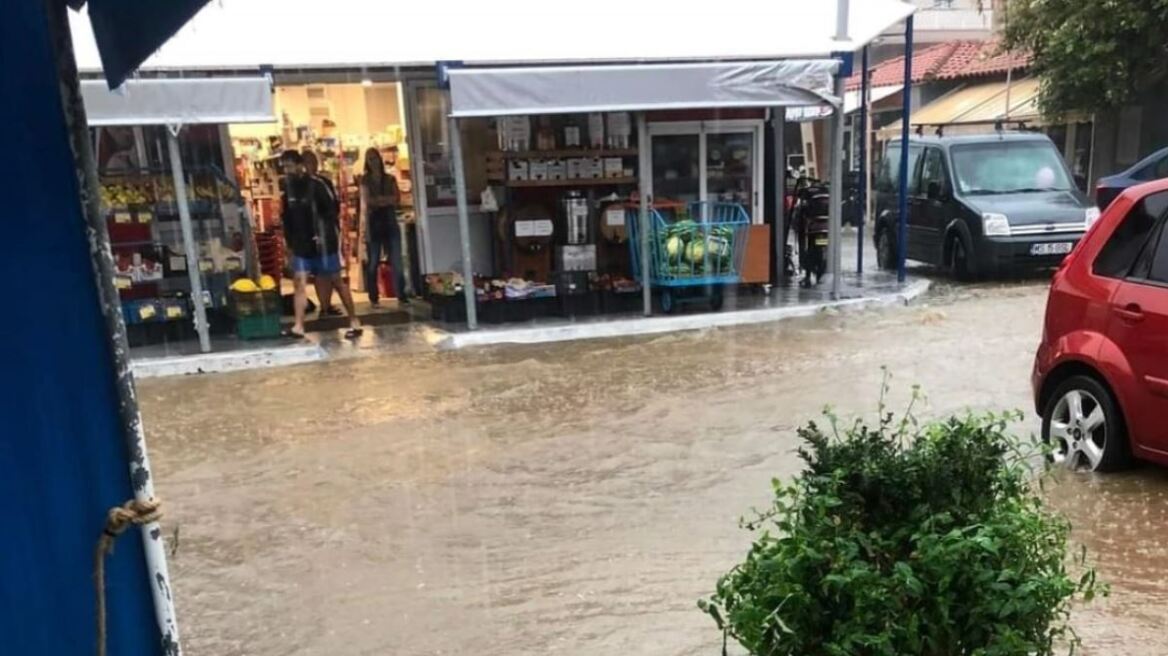 Χαλκιδική: Οικογένεια τουριστών εγκλωβίστηκε σε βανάκι λόγω της κακοκαιρίας (βίντεο)