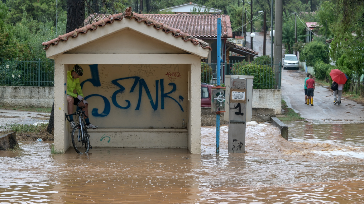 Φθινόπωρο και την Πέμπτη με ισχυρές καταιγίδες - «Πνίγηκε» στη βροχή η Αττική 