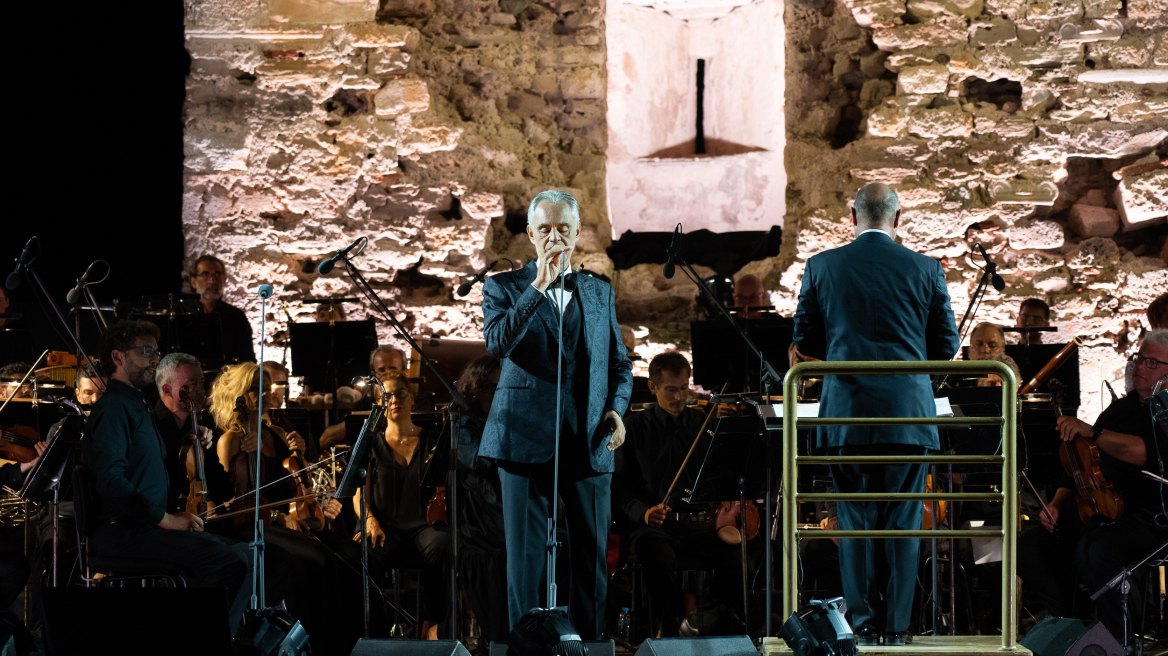 Andrea Bocelli: Ο διάσημος Ιταλός τενόρος μάγεψε με τη συναυλία του στο Sani Festival