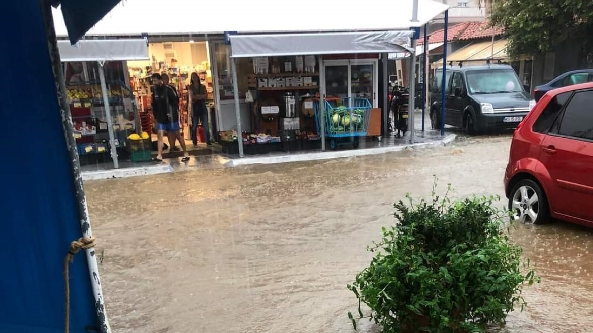 Κακοκαιρία - Χαλκιδική: Πλημμύρισαν σπίτια, ποτάμια οι δρόμοι από την σφοδρή βροχόπτωση στη Σιθωνία