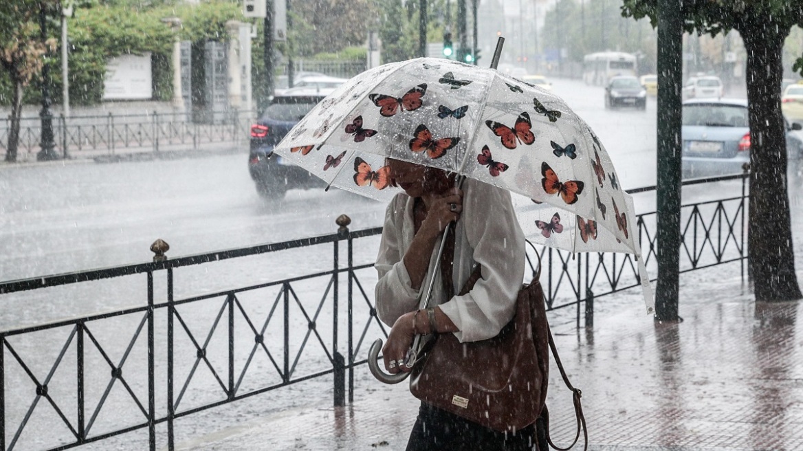 Σφοδρή καταιγίδα στο κέντρο της Αθήνας - Δείτε βίντεο