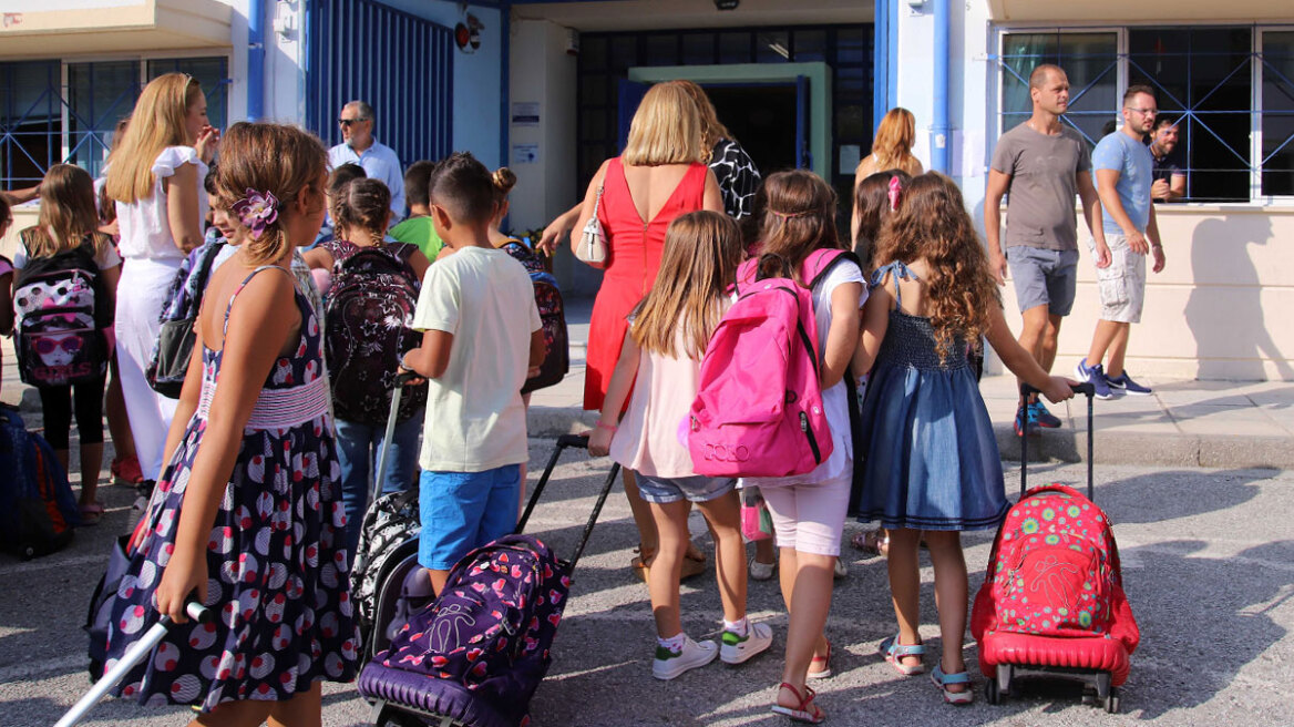 Χωρίς μάσκες και υποχρεωτικά τεστ ανοίγουν τα σχολεία 