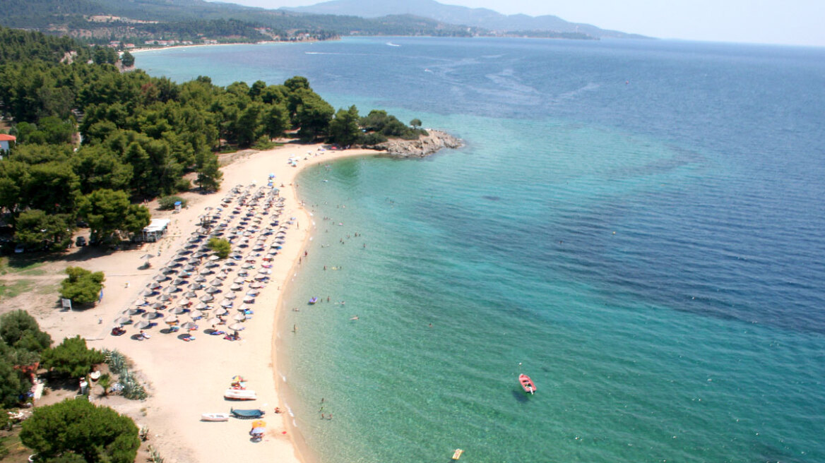 Επιχειρηματίας από τη Χαλκιδική έστησε beach bar μέσα σε δασική έκταση και... εκφόβιζε κόσμο 