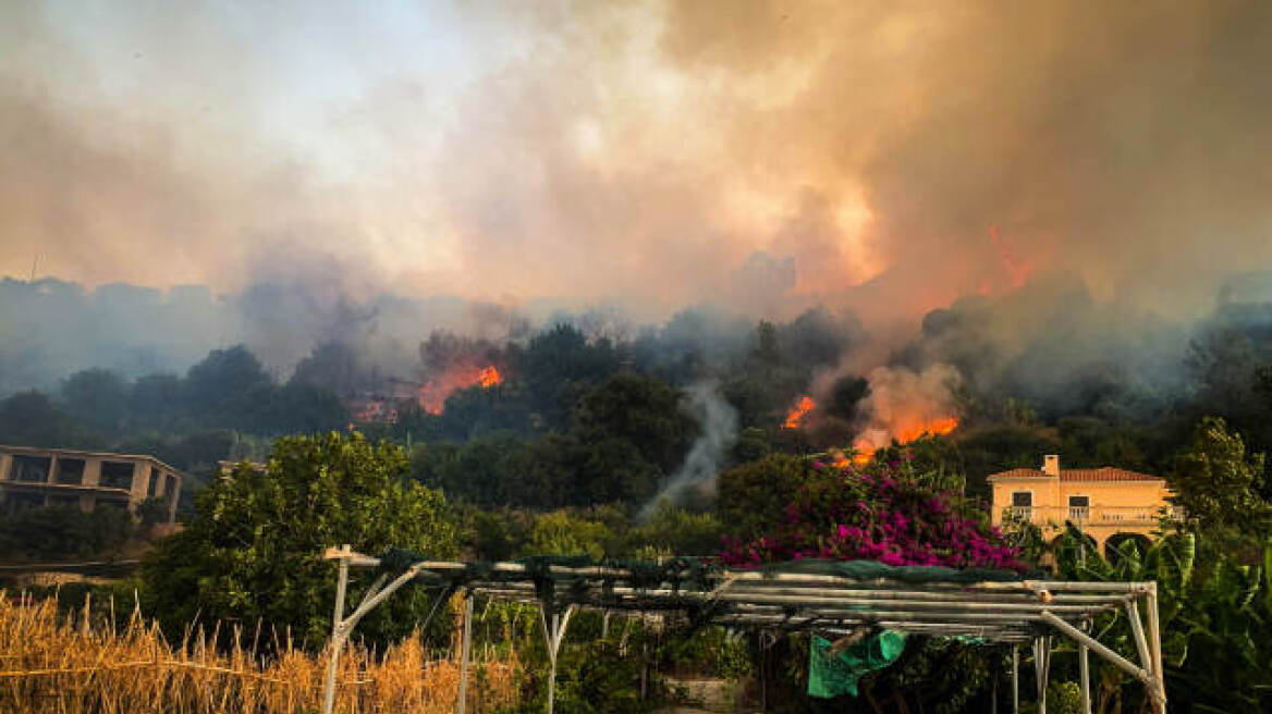 Υπό έλεγχο η φωτιά στην Κεφαλονιά που έκαιγε κοντά σε κατοικίες 