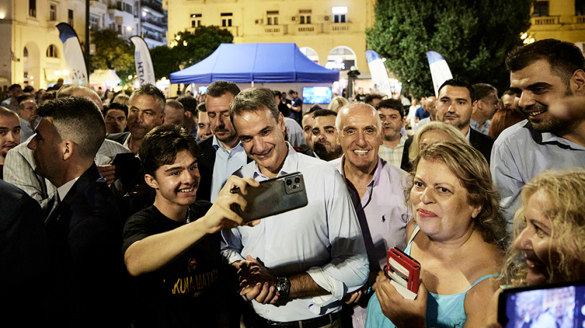 Θεσσαλονίκη: Βόλτα στην πλατεία Αριστοτέλους έκανε ο Κυριάκος Μητσοτάκης - Βίντεο