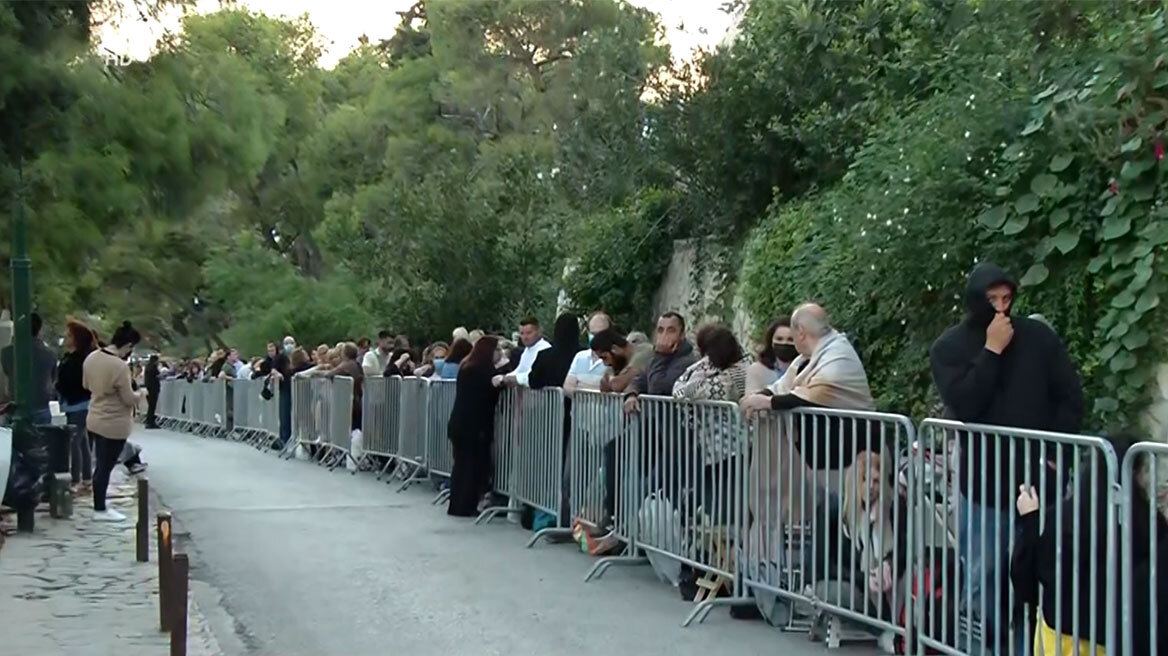 Λυκαβηττός: Ουρές από τα ξημερώματα στον ναό των Αγίων Ισιδώρων για να σταυρωθούν από τον ιερέα