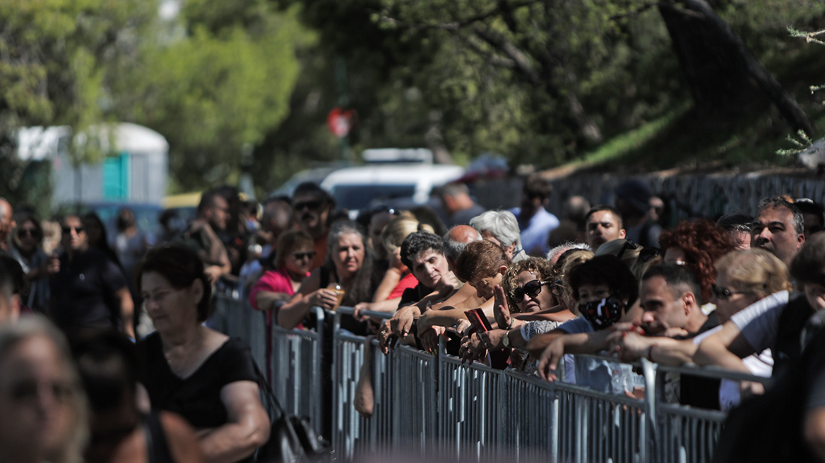 Άγιοι Ισίδωροι: Ουρές πιστών μέχρι τα ξημερώματα για τον «θαυματουργό» σταυρό