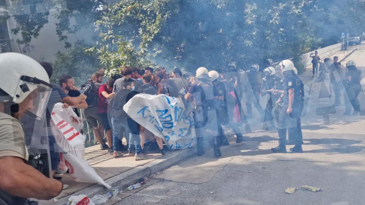 Θεσσαλονίκη: Χημικά στο ΑΠΘ μετά από επίθεση στην Πανεπιστημιακή Αστυνομία - Δείτε βίντεο