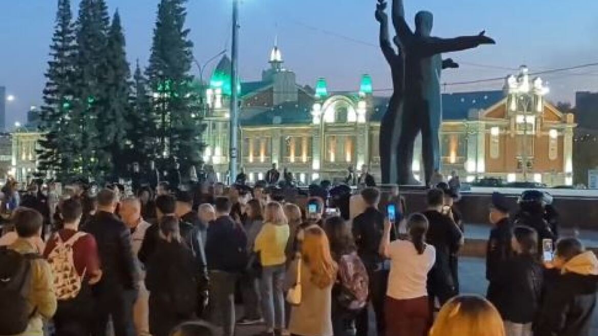 Ρωσία: Έγιναν οι πρώτες διαδηλώσεις κατά της επιστράτευσης του Πούτιν - Δεκάδες συλλήψεις, δείτε βίντεο