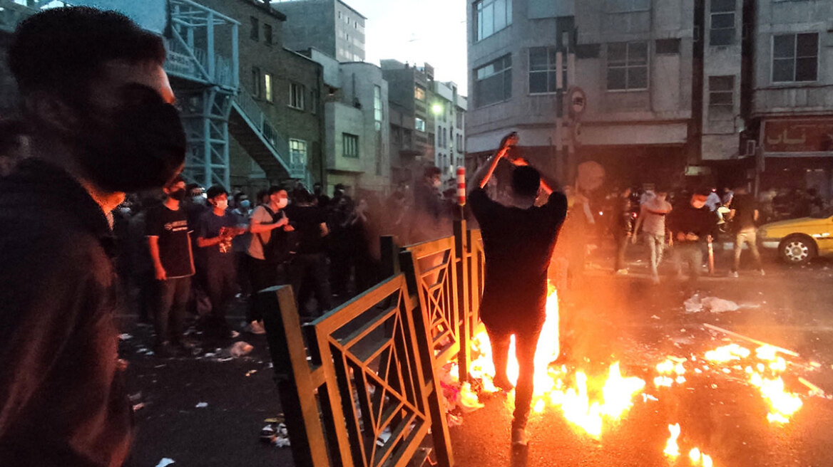 Χάος στο Ιράν: Αναφορές για τουλάχιστον 11 νεκρούς - «Έπεσε» το ίντερνετ