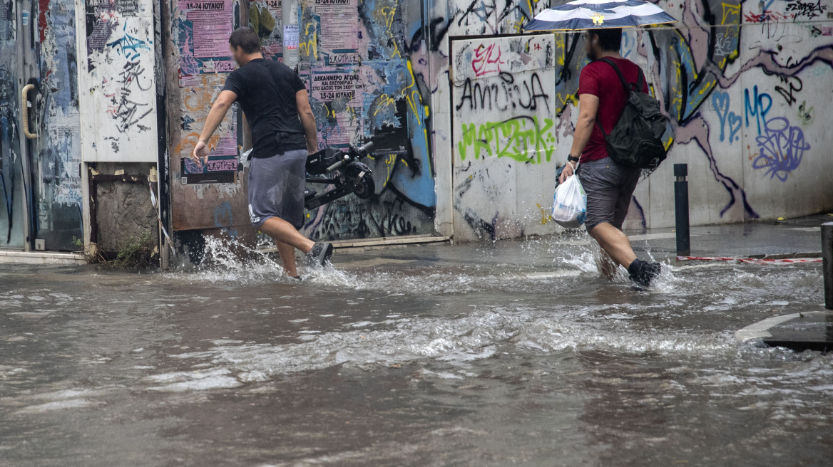 Καιρός: Καταιγίδες στα ανατολικά και νότια, βελτίωση από το βράδυ - Έρχεται νέα άνοδος της θερμοκρασίας