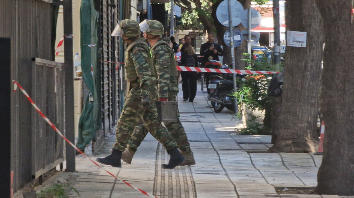 Θεσσαλονίκη: Απομακρύνθηκε και η δεύτερη οβίδα που εντοπίστηκε - Βίντεο από την επιχείρηση του στρατού