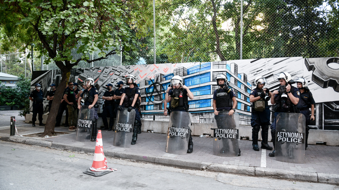 Ένταση στα Εξάρχεια: «Ξηλώθηκε» το άγαλμα έξω από τον σταθμό του μετρό - Δύο συλλήψεις