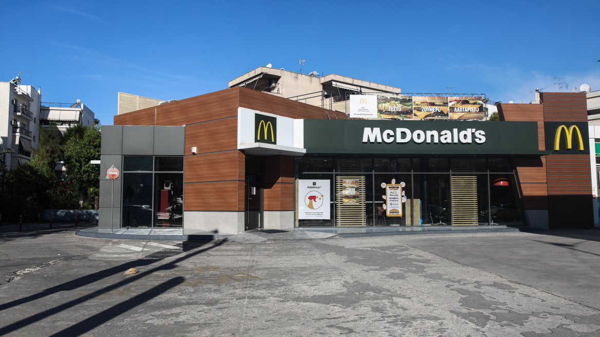 Ληστείας στα McDonald’s: «Εγκατέλειψαν το αμάξι και διέφυγαν από τις σκάλες», λέει αυτόπτης μάρτυρας