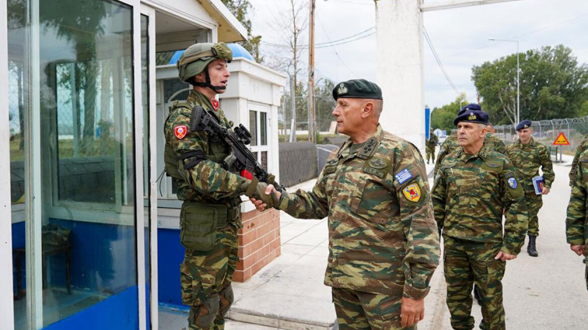 Επίσκεψη αρχηγού ΓΕΕΘΑ στον Έβρο: «Δεν θα αφήσουμε να χαθεί ούτε μία σπιθαμή ελληνικής γης»