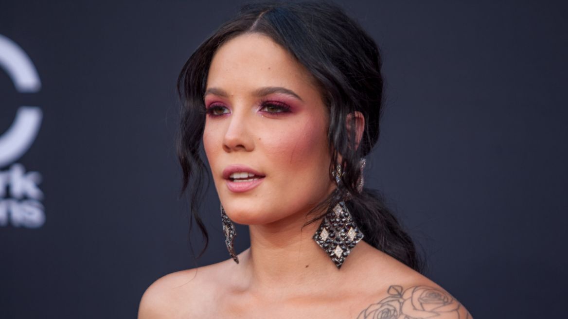 Halsey: «Συχνά αναρωτιέμαι αν διάλεξα λάθος ζωή, είναι ασφυκτική»