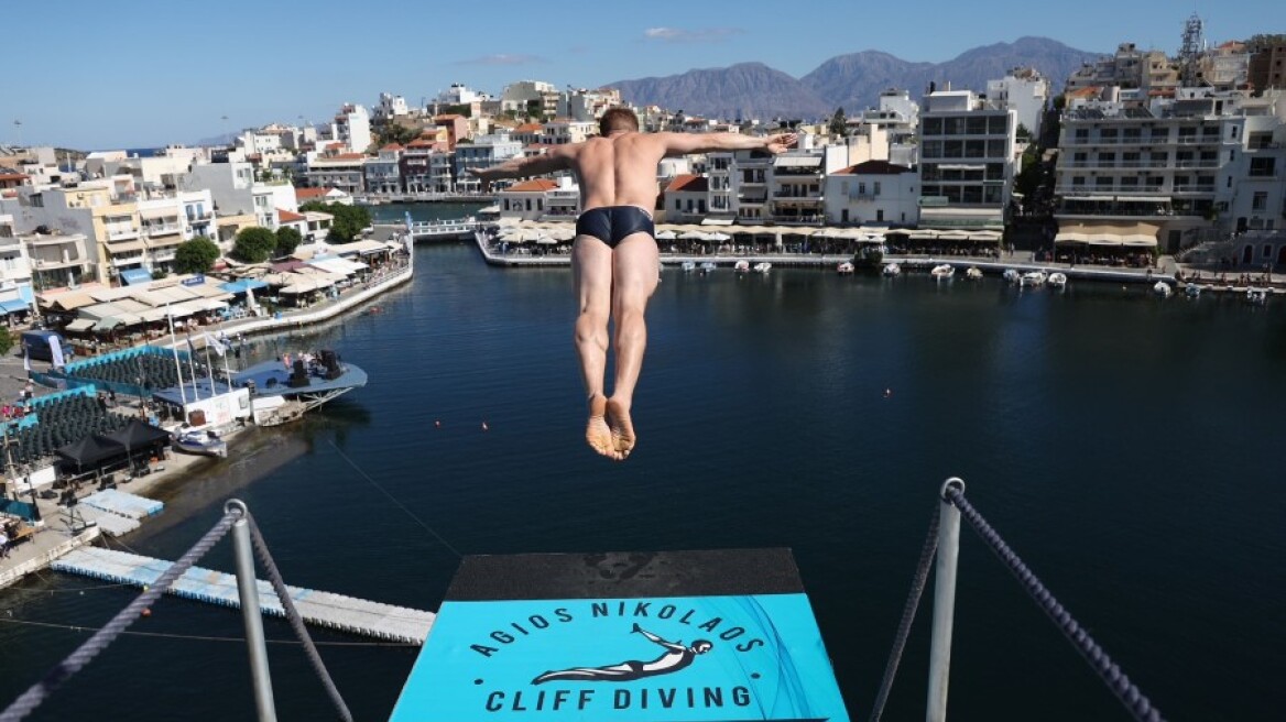 Agios Nikolaos Cliff Diving: Eικόνες που κόβουν την… ανάσα